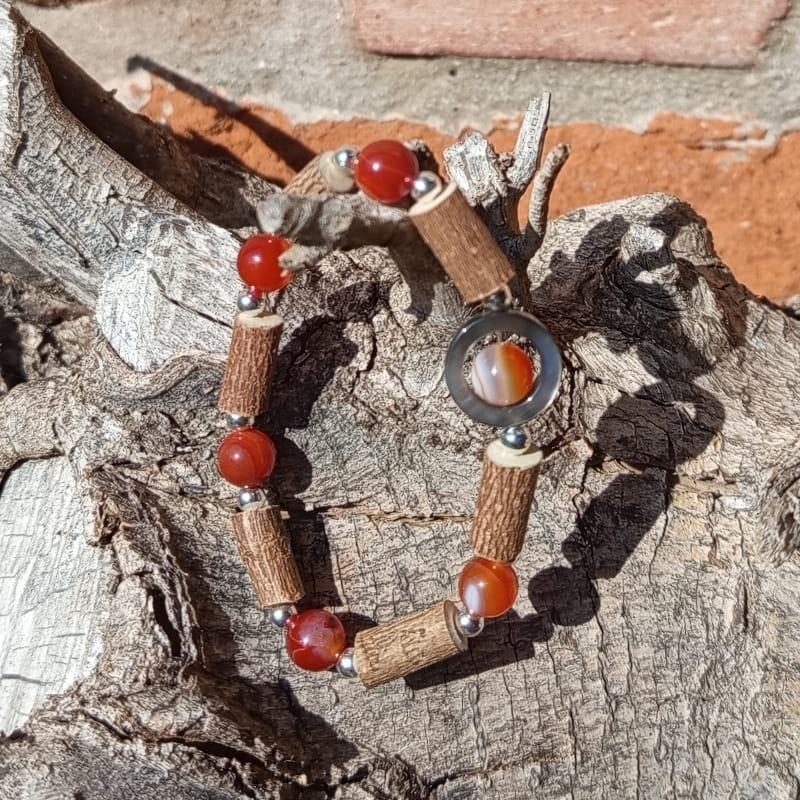 Bracelet en noisetier, cornaline et nacre