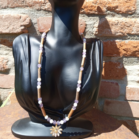 Collier en noisetier, améthyste et nacre pendentif marguerite
