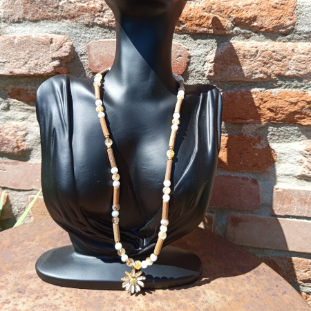 Collier en noisetier, citrine et nacre pendentif marguerite