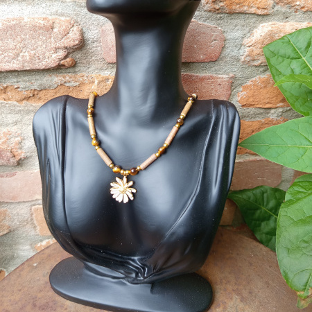 Collier en noisetier œil de tigre nacre marguerite
